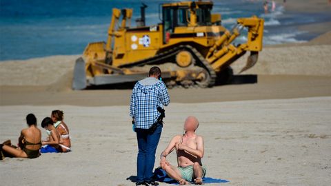 Policías de paisano identifican a varias personas en Riazor
