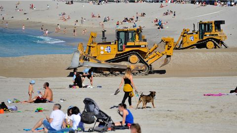 La playa de Riazor, con gente tomando el sol