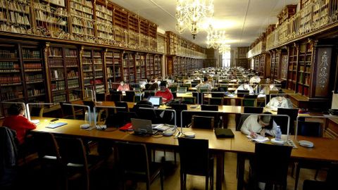 Estudiantes universitarios en una biblioteca