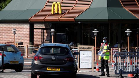 Los locales de McDonal' s en el Reino Unido, como el de la imagen en Sutton, están abiertos solo para recoger comida desde el coche