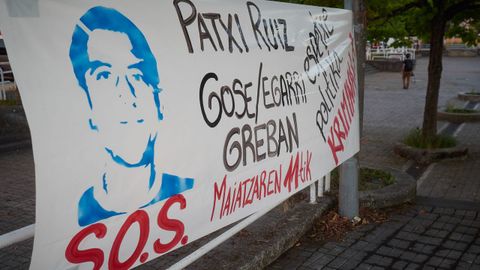 Cartel en apoyo al preso etarra Patxi Ruiz, en huelga de hambre, en Pamplona