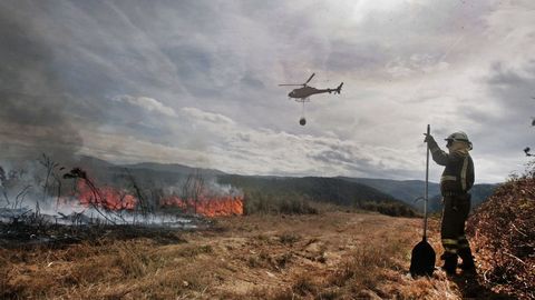 Una brigada actuando en un incendio en Pantón