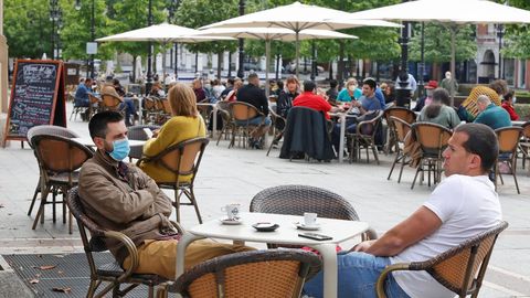 Vista de una terraza en el paseo de Begoña de Gijón, que a pesar del mal tiempo este sábado tenia afluencia de personas.