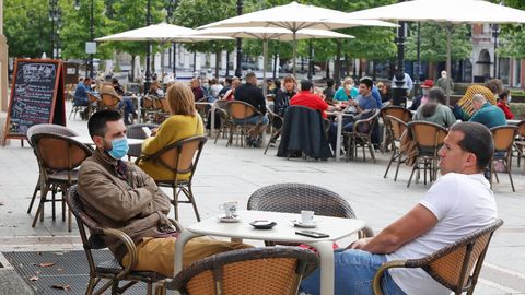 Vista de una terraza en el paseo de Begoa de Gijn, que a pesar del mal tiempo este sbado tenia afluencia de personas.