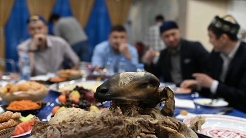 Clrigos musulmanes compartan, hoy domingo platos tradicionales de la fiesta del Eid al Fitr, que marca el final del Ramadn, en Omsk, Rusia