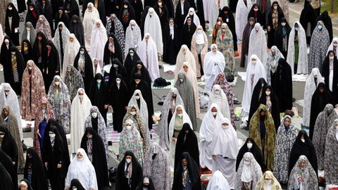 Mujeres iranes, hoy domingo, en uno de los actos del final del mes del Ramadn