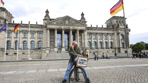 Un ciudadano alemn protestaba, ayer sbado, en el edificio del Reichstag, sede del Bundestag, contra las restricciones