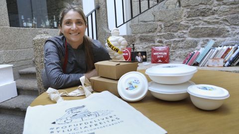 La imagen del «delivery» de Lucía Freitas es un dibujo de la propia cocinera viajando sobre un cohete