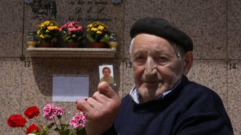 Manuel Méndez muestra una foto de su mujer delante de su lápida, en el cementerio de San Mauro, en Pontevedra