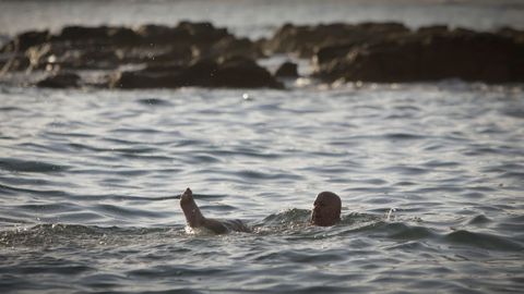 Primeros bañistas en el Orzán
