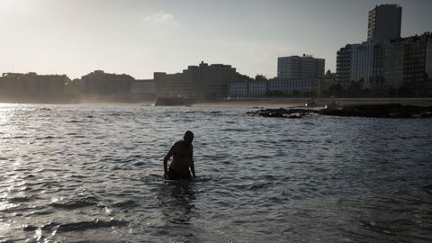 Primeros baños en la playa del Orzán (A Coruña) a las 8.00