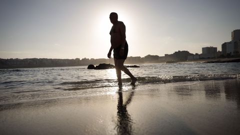 Primeros baños en la playa del Orzán (A Coruña) a las 8.00