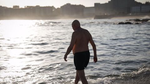 Primeros baños en la playa del Orzán (A Coruña) a las 8.00