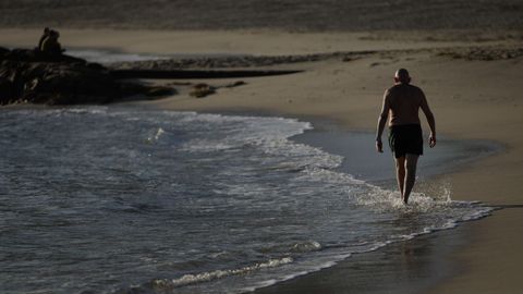 Primeros baños en la playa del Orzán (A Coruña) a las 8.00