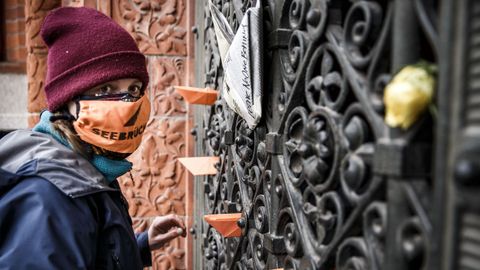 Una mujer participaba ayer domingo en una protesta en Berlín por las condiciones en los campamentos de refugiados en Grecia durante la pandemia de coroanvirus