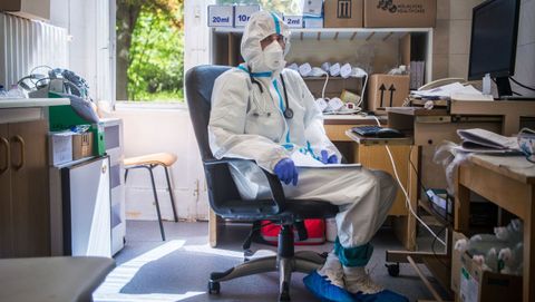 El médico Doctor Gyorgy Horvath, que atiende casos de coronavirus, en el Instituto de Pulmonología de Budapest