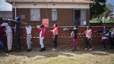 Niños hacen cola en Johannesburgo para recibir comida