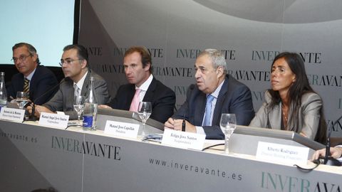 De Lacalle, a la izquierda, durante la presentación de Inveravante en el 2007, con Manuel Jove, flanqueado por sus hijos