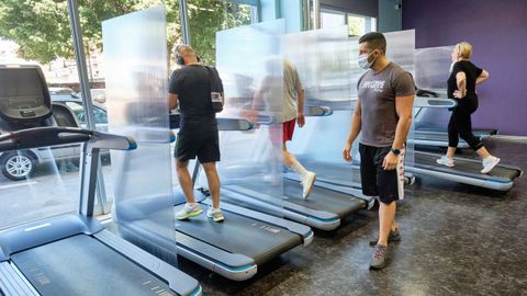 Las mamparas se han convertido en un elemento más en los gimnasios italianos