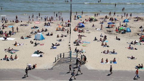 En Bournemouth, Inglaterra, se mantiene cierta distancia social en la playa