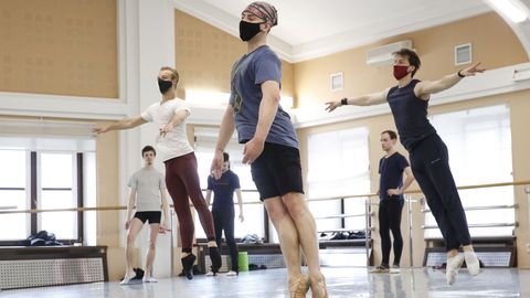 Los bailarines usan máscaras protectoras mientras entrenan en la Ópera y el Teatro de Ballet Académico Nacional de Bielorrusia