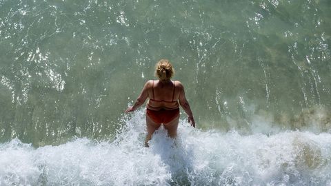 Las playas de Riazor, Orzán, Matadero y San Amaro se llenaron de gente en el primer día de la fase 2 de la desescalada, con el baño ya permitido