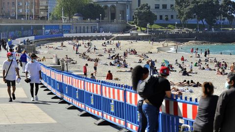 Las playas de Riazor, Orzán, Matadero y San Amaro se han llenado de gente en el primer día de la fase 2 de la desescalada, con el baño ya permitido
