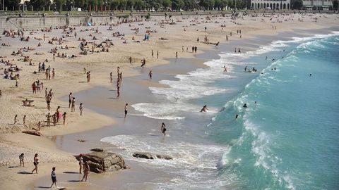 Las playas de Riazor, Orzán, Matadero y San Amaro se han llenado de gente en el primer día de la fase 2 de la desescalada, con el baño ya permitido