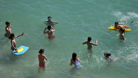 Las playas de Riazor, Orzán, Matadero y San Amaro se han llenado de gente en el primer día de la fase 2 de la desescalada, con el baño ya permitido
