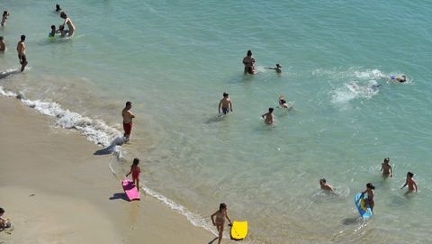Las playas de Riazor, Orzán, Matadero y San Amaro se han llenado de gente en el primer día de la fase 2 de la desescalada, con el baño ya permitido