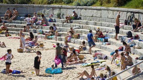 Las playas de Riazor, Orzán, Matadero y San Amaro se han llenado de gente en el primer día de la fase 2 de la desescalada, con el baño ya permitido