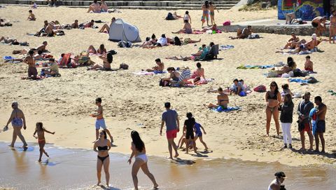 Las playas de Riazor, Orzán, Matadero y San Amaro se han llenado de gente en el primer día de la fase 2 de la desescalada, con el baño ya permitido
