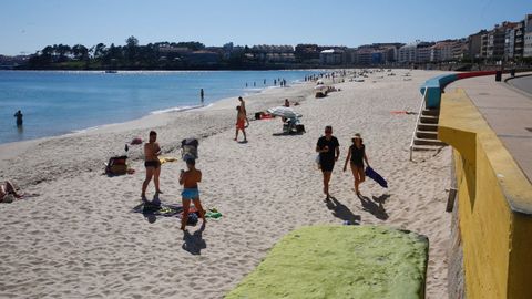 La playa de Silgar, en Sanxenxo, ha recibido a los primeros bañistas