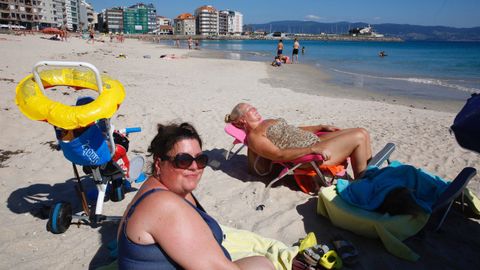 La playa de Silgar, en Sanxenxo, ha recibido a los primeros bañistas