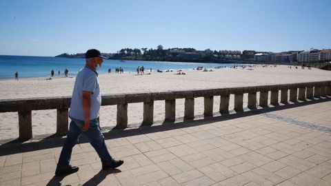 La playa de Silgar, en Sanxenxo, ha recibido a los primeros bañistas