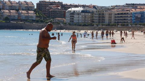 La playa de Silgar, en Sanxenxo, ha recibido a los primeros bañistas