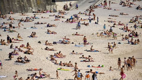 Las playas de Riazor, Orzán, Matadero y San Amaro se han llenado de gente en el primer día de la fase 2 de la desescalada, con el baño ya permitido