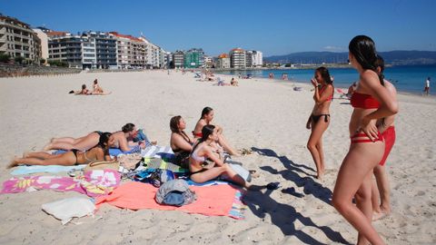 La playa de Silgar, en Sanxenxo, ha recibido a los primeros bañistas