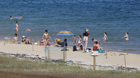 En la playa de Coroso, en Barbanza, se han rescatado sombrillas, toallas y bañadores