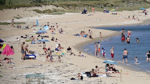 En la playa de Coroso, en Barbanza, se han rescatado sombrillas, toallas y bañadores