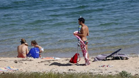En la playa de Coroso, en Barbanza, se han rescatado sombrillas, toallas y bañadores