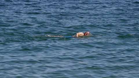 En la playa de Coroso, en Barbanza, se han rescatado sombrillas, toallas y bañadores