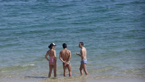 En la playa de Coroso, en Barbanza, se han rescatado sombrillas, toallas y bañadores