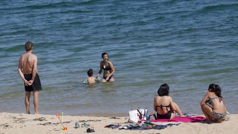 En la playa de Coroso, en Barbanza, se han rescatado sombrillas, toallas y bañadores