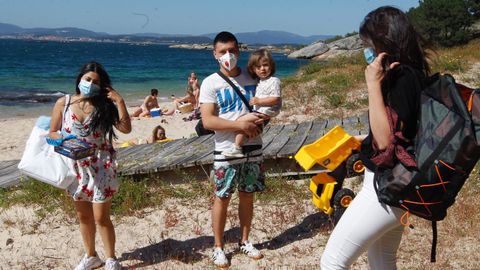 En Area da Secada, en A Illa, ya se han visto imágenes típicamente veraniegas, aunque alguna recuerda claramente a la pandemia