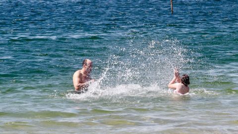 También en A Mariña ha hecho buen tiempo y en la playa de Covas se han visto imágenes veraniegas