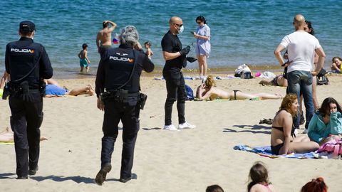 En la playa de Oza, en A Coruña, los agentes han estado vigilantes