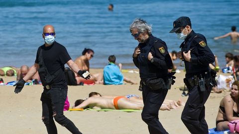 En la playa de Oza, en A Coruña, los agentes han estado vigilantes