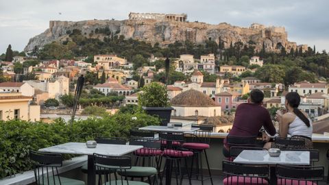 En Grecia han reabierto hoy bares y restaurantes, aunque la falta de turismo hace que no estén muy concurridos
