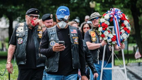 Veteranos de Vietnam, algunos con mascarilla, celebrando el Memorial Day en Estados Unidos
